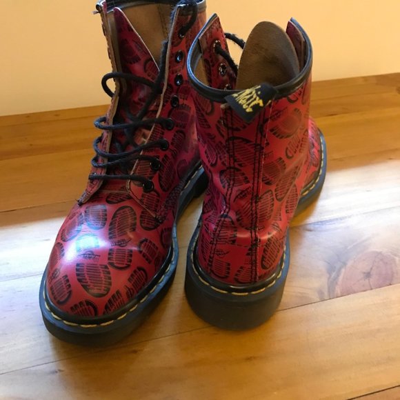 Dr Martens - Made in England – Red DM footprint & logo - 8 hole leather boots - Picture 14 of 15